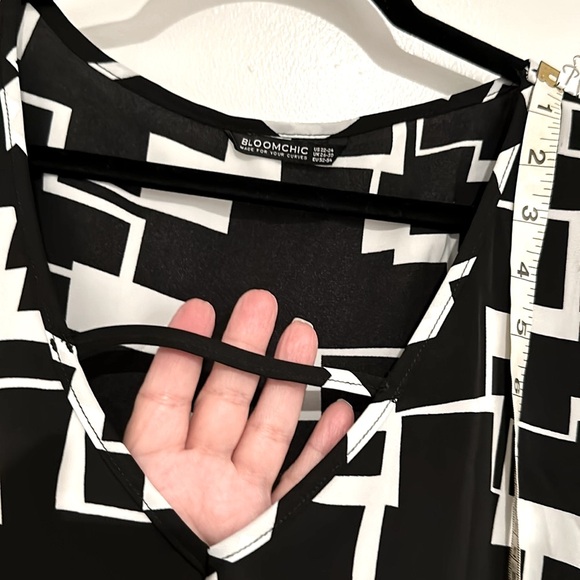 Bloomchic 22-24 Plus, V-neck Blouse Beautiful black w/white, very elegant! - Picture 4 of 13